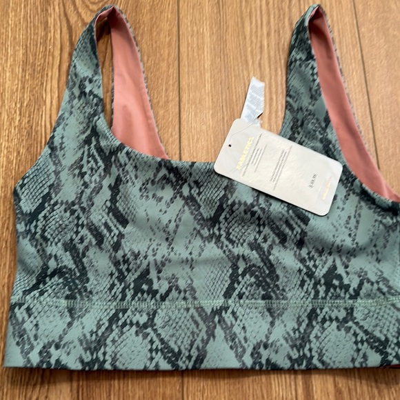 NWT fabletics green snake skin print sports bra - Picture 1 of 2